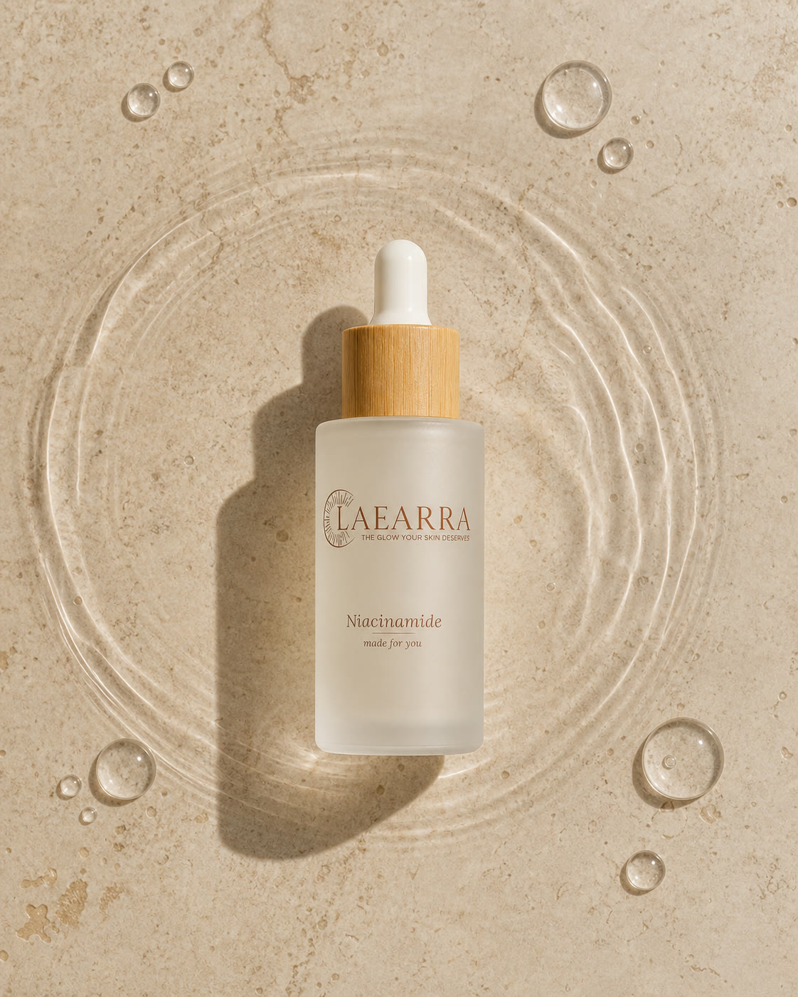 Laearra Niacinamide Serum върху топъл каменен фон