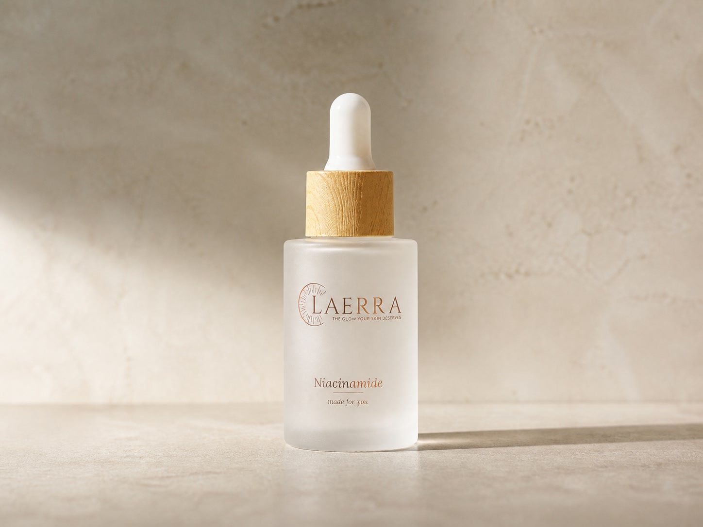 Laerra Niacinamide Face Serum с точната компактна опаковка